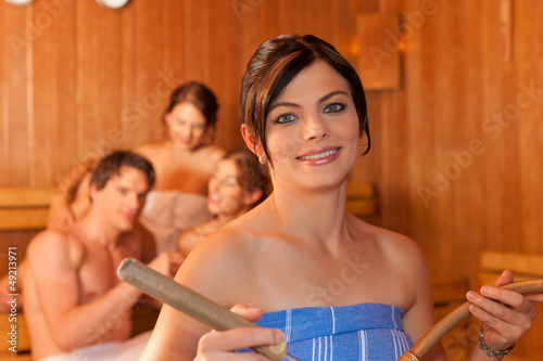 Photo: Vier Freunde in der Sauna eines Thermalbades Vier Freunde in der Sauna eines Thermalbades
