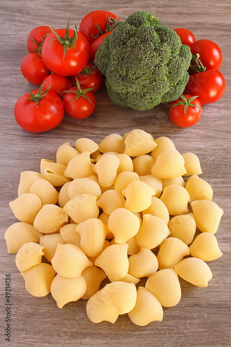 Photo: conchiglie e pomodori conchiglie e pomodori