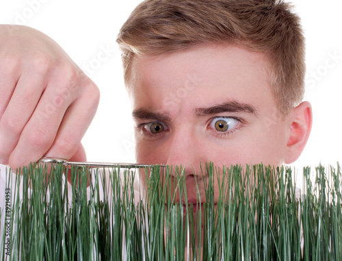 Photo: Teenager schneidet Gras mit Schere Teenager schneidet Gras mit Schere