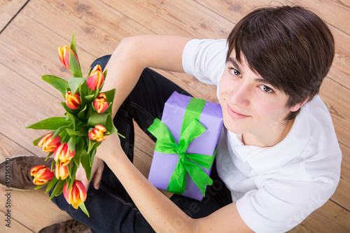 Photo: jugend mit geschenk und blumen jugend mit geschenk und blumen