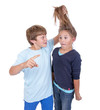 Bruder zieht Schwester an den Haaren
