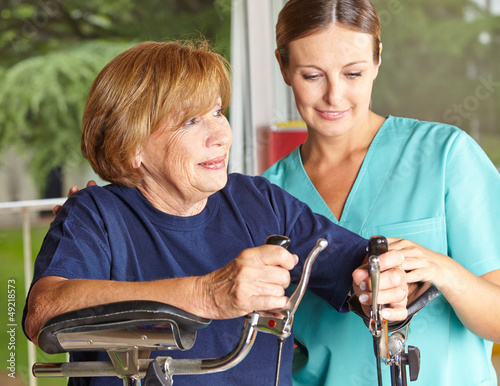 Photo: Physiotherapeutin betreut Seniorin Physiotherapeutin betreut Seniorin