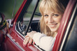 Foto: Beautiful woman in car, feign through car window. Beautiful woman in car, feign through car window.