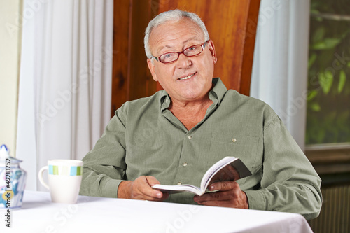 Photo: Senior liest Buch im Altenheim Senior liest Buch im Altenheim