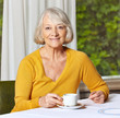 Seniorin trinkt eine Tasse Kaffee
