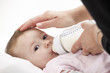 Mutter füttert Baby