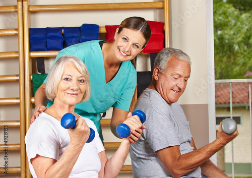 Photo: Senioren heben Hanteln bei Physiotherapie Senioren heben Hanteln bei Physiotherapie