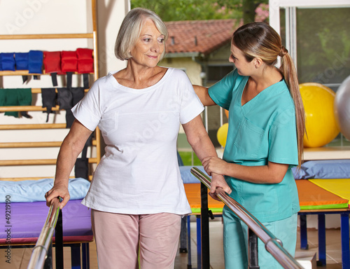 Photo: Seniorin beim Bewegungstraining Seniorin beim Bewegungstraining