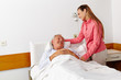 Krankenbesuch in der Familie