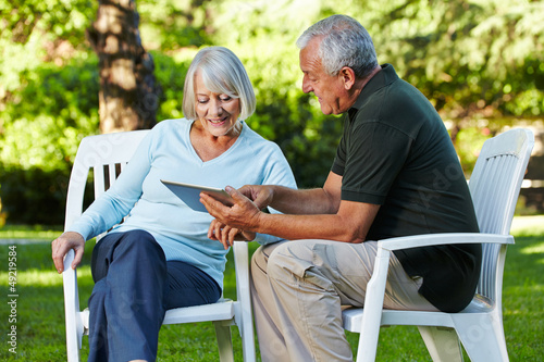 Photo: Zwei Senioren mit Tablet PC im Garten Zwei Senioren mit Tablet PC im Garten