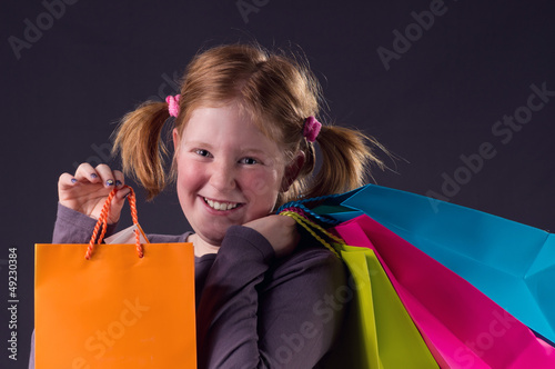 Photo: Mädchen mit roten Zöpfen und bunten Taschen Mädchen mit roten Zöpfen und bunten Taschen