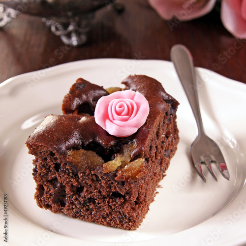 Photo: schokokuchen mit marzipan rosenblüte schokokuchen mit marzipan rosenblüte