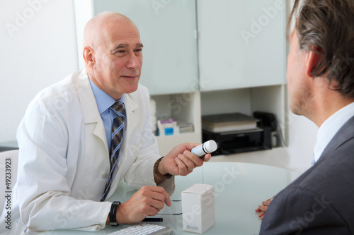 Photo: Arzt in der Sprechstunde mit Patient Arzt in der Sprechstunde mit Patient