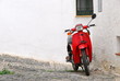 scooter rouge et ruelle de Cadaquès