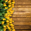 rose gialle sul legno