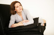 ältere Dame beim Entspannen auf der Couch