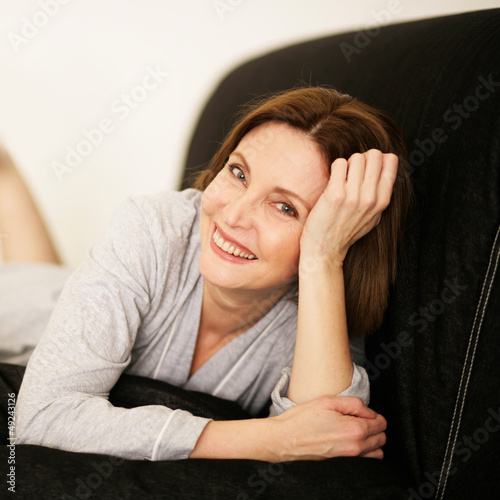 Photo: ältere Frau entspannt auf der Couch ältere Frau entspannt auf der Couch