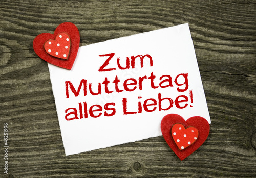 Photo: 2 Klebeherzen mit Karte "Muttertag" auf Holzbrett 2 Klebeherzen mit Karte "Muttertag" auf Holzbrett