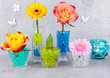 Dekoidee mit Blüten und farbigen Hydroperlen
