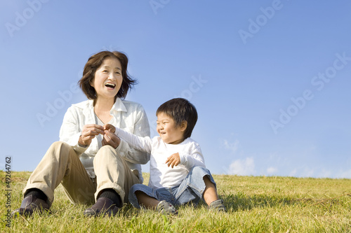 Photo: 楽しそうな子供と女性 楽しそうな子供と女性