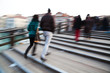 Fußgänger überqueren eine Brücke in Venedig