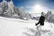 Photo: Skieuse regardant la vallée Skieuse regardant la vallée