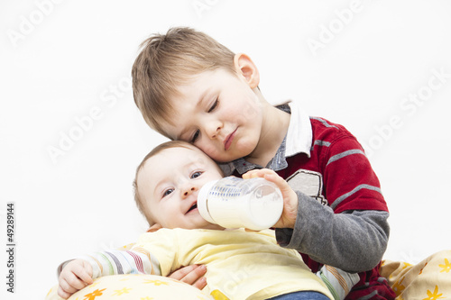 Photo: Bruder füttert Schwester Bruder füttert Schwester