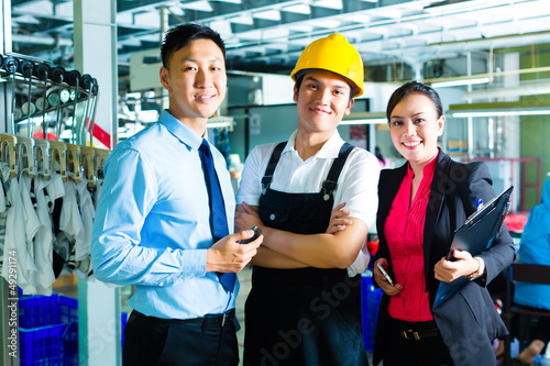 Photo: Worker, Production manager and owner in factory Worker, Production manager and owner in factory