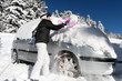 femme déneige sa voiture