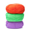 Foto: stack of yarn skeins in red, green, purple colors on white backg stack of yarn skeins in red, green, purple colors on white backg
