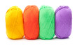 Foto: stack of yarn skeins in red, yellow, green, purple colors on whi stack of yarn skeins in red, yellow, green, purple colors on whi