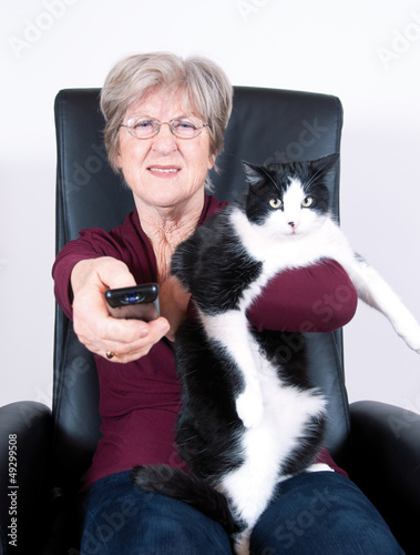 Photo: Seniorin mit Fernbedienung beim Fernsehen Seniorin mit Fernbedienung beim Fernsehen