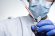 Photo: Chemiker verwendet eine Pipette Chemiker verwendet eine Pipette
