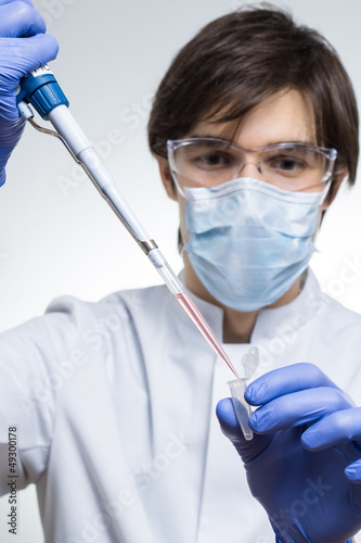 Photo: Chemiker verwendet eine Pipette Chemiker verwendet eine Pipette