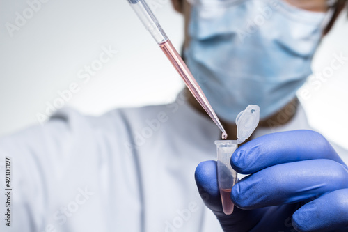 Photo: Chemiker verwendet eine Pipette Chemiker verwendet eine Pipette