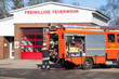 Feuerwehr Feuerwehrmann am Einsatzfahrzeug