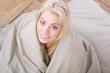 blondine im bett beim entspannen
