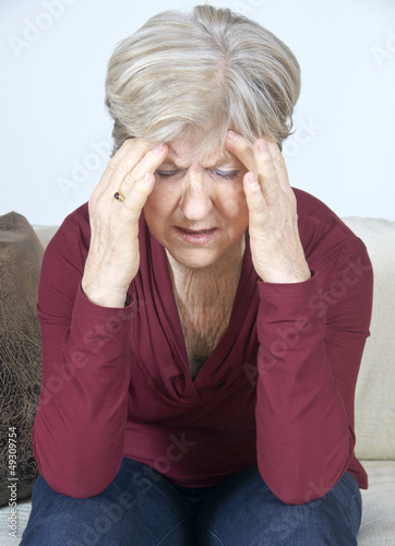 Photo: Ältere Dame mit Depression oder Kopfschmerzen Ältere Dame mit Depression oder Kopfschmerzen