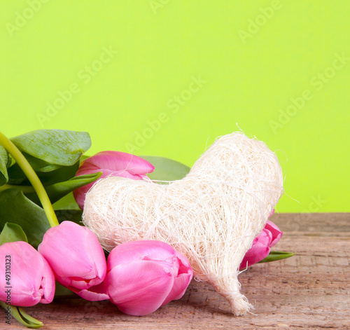 Photo: Tulpen auf Holz mit Herz Tulpen auf Holz mit Herz