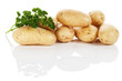 kartoffeln mit petersilie auf weissem hintergrund