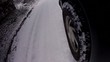 Video: Auf schneebedeckter Strasse sorgen Winterreifen für Grip Auf schneebedeckter Strasse sorgen Winterreifen für Grip