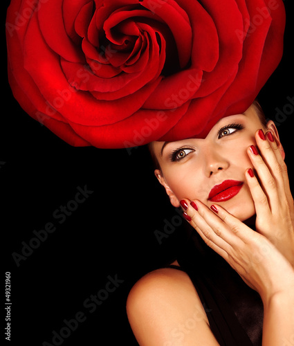 Photo: Girl wearing floral hat Girl wearing floral hat