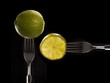 Foto: a fresh lime on a black background a fresh lime on a black background