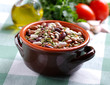 legumi assortiti in ciotola di terracotta