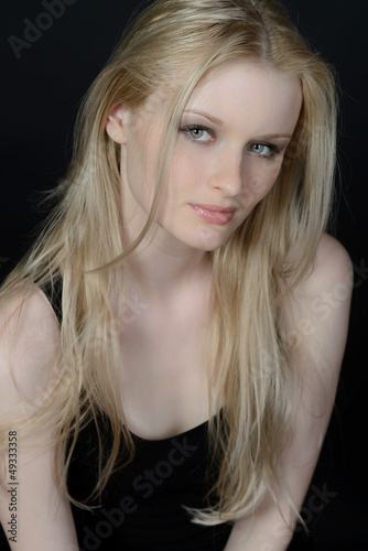 Photo: junge frau mit langen blonden haaren junge frau mit langen blonden haaren