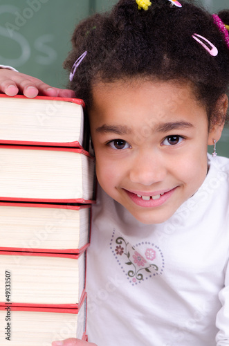 Photo: mädchen schaut an büchern vorbei mädchen schaut an büchern vorbei
