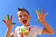 Kind mit farben