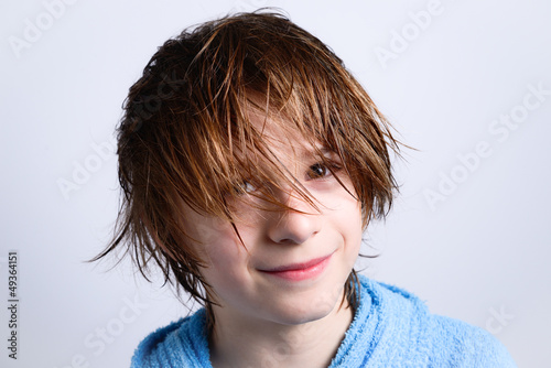 Photo: bambino con i capelli bagnati bambino con i capelli bagnati