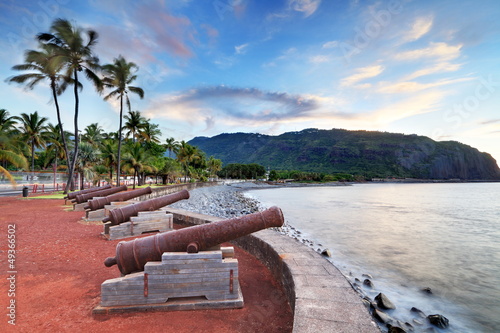 Photo: Canons au front de mer de St-Denis, La Réunion. Canons au front de mer de St-Denis, La Réunion.