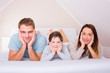 lachende familie im bett